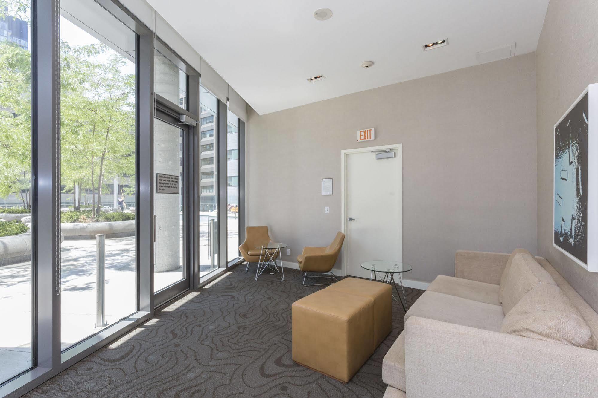 Luxury On Bay St. *