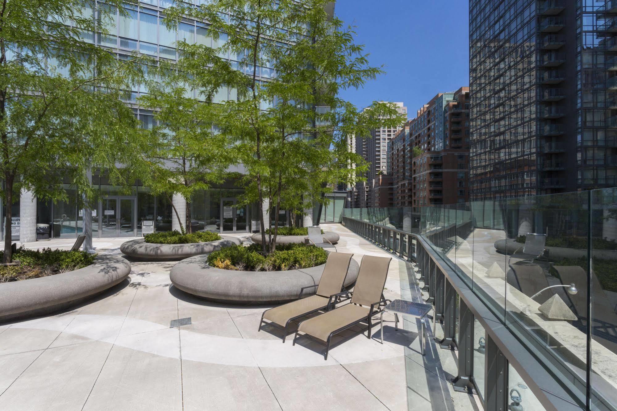 Apartment Luxury On Bay St. Toronto