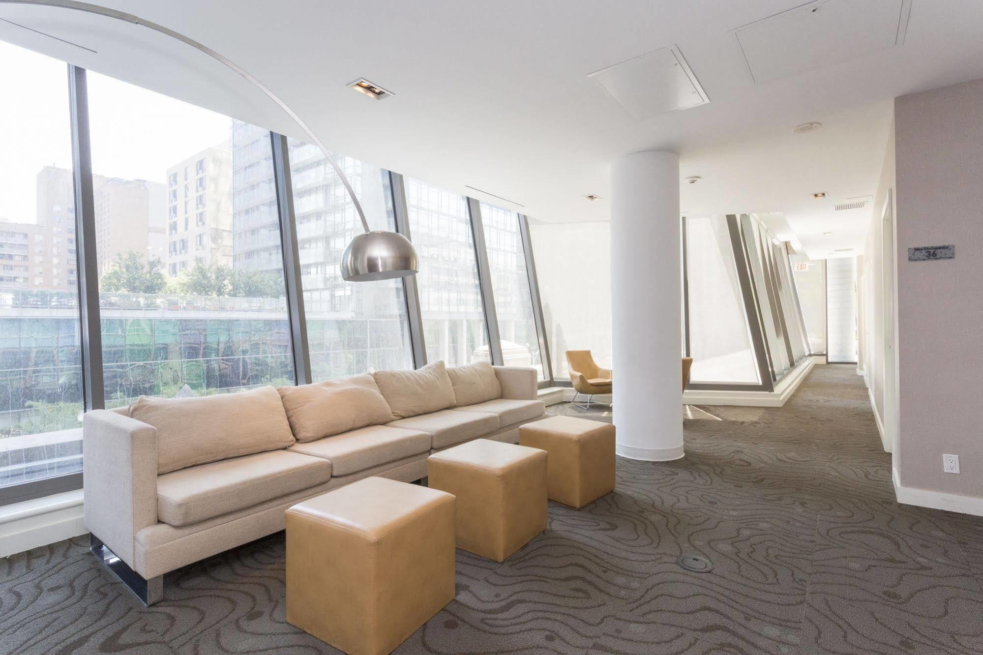 Apartment Luxury On Bay St. Toronto